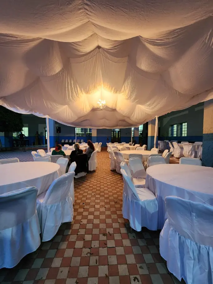 Montaje de evento utilizando nuestro toldo, mobiliario y manteleria