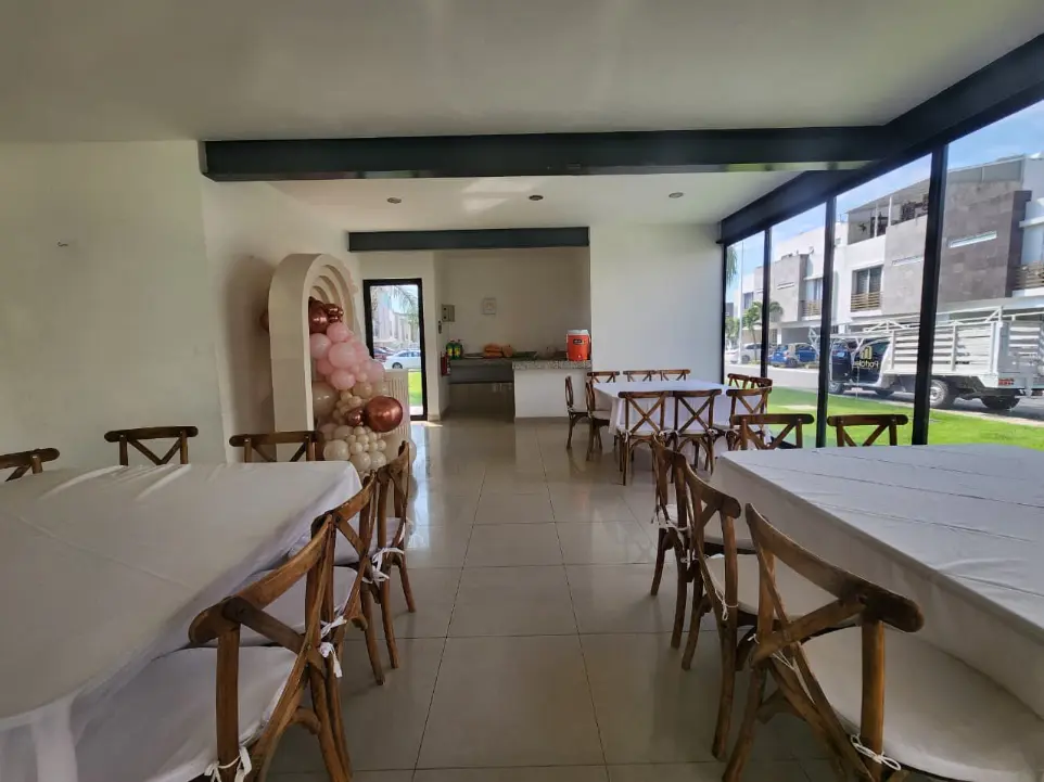 Montaje de fiesta con nuestro mobiliario y manteleria