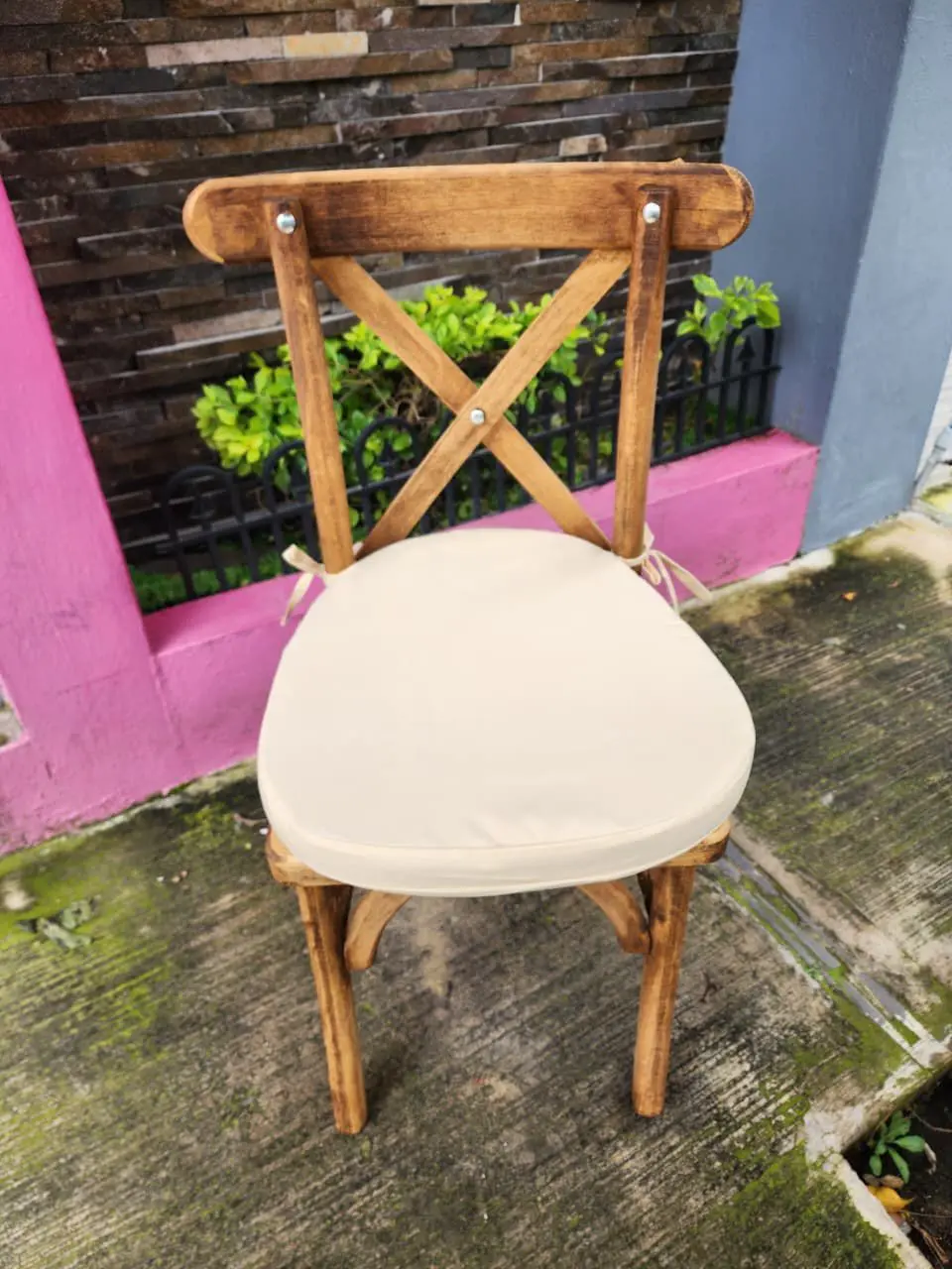 Silla crossbar de madera con cojin blanco